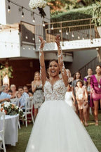 فستان زفاف بأكمام طويلة، خط أ، وياقة قلب، من التول والدانتيل