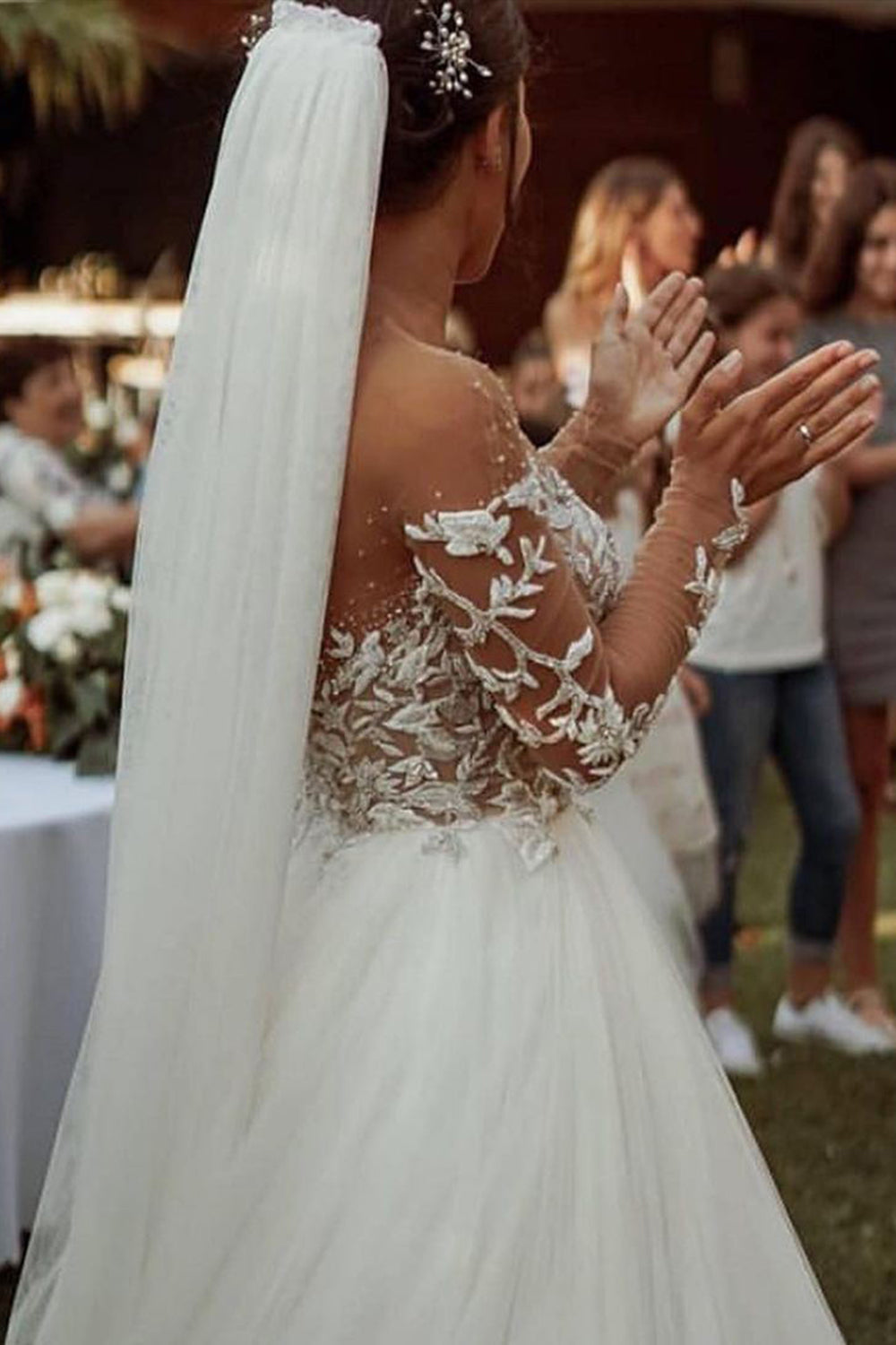 Robe de mariée en tulle et dentelle à manches longues, coupe évasée et décolleté en cœur