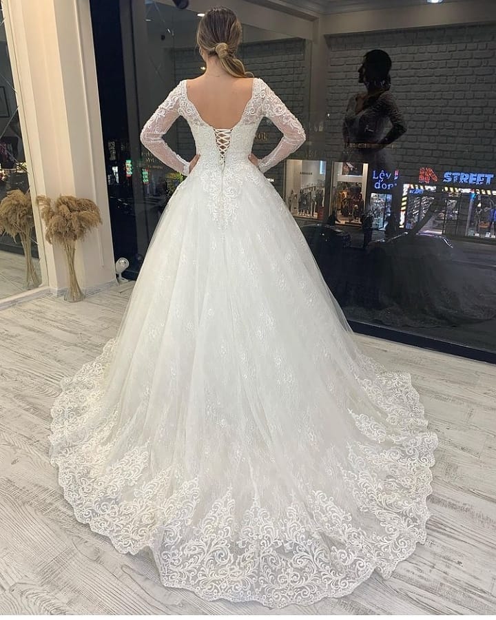 Robe de mariée en tulle à manches longues, en ligne A, col en V, avec appliques en dentelle et dos nu