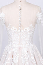 Vestido de Noiva em Tule com Aplicações de Renda e Manga Comprida em Corte A