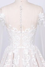 فستان زفاف طويل الأكمام مزين بتطريزات من التول بقصة على شكل حرف A