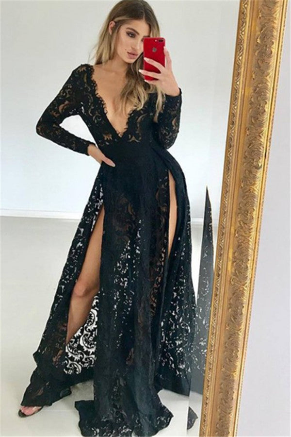 Vestido de baile preto em renda com mangas compridas, corte evasê, decote em bico profundo e racha