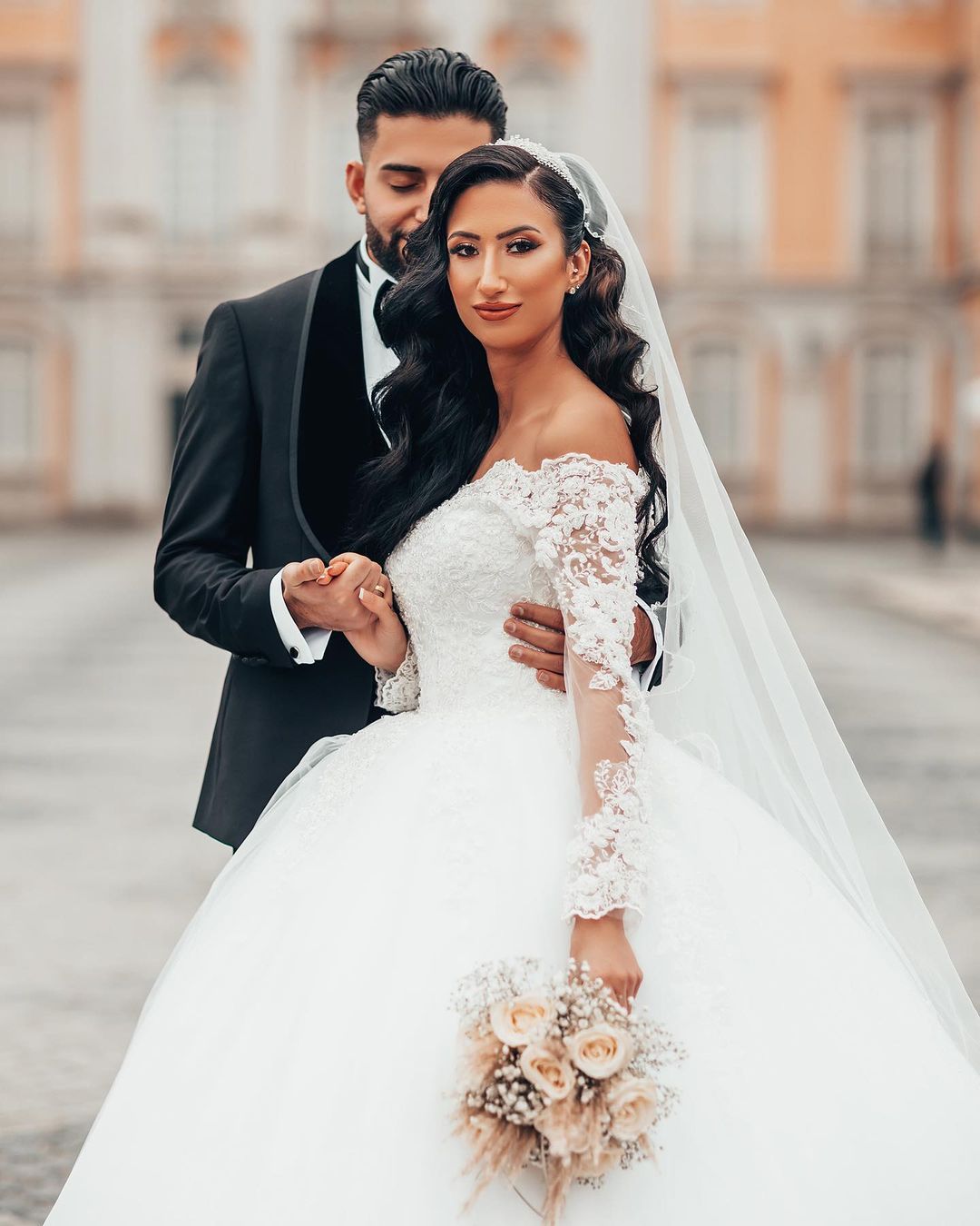 Long Sleeves Ball Gown Wedding Dress Off-the-Shoulder With Appliques