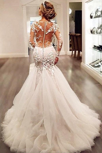 Vestido de novia color marfil con cola de corte y mangas largas y apliques de encaje