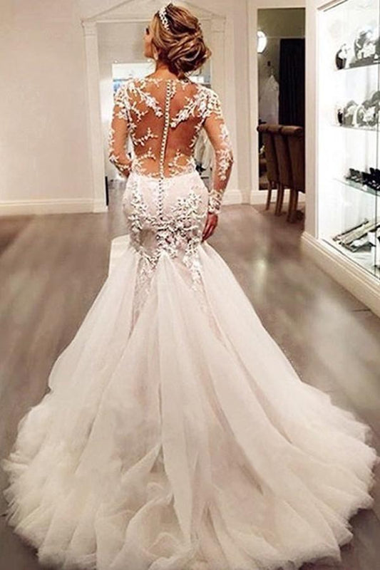 Vestido de novia color marfil con cola de corte y mangas largas y apliques de encaje