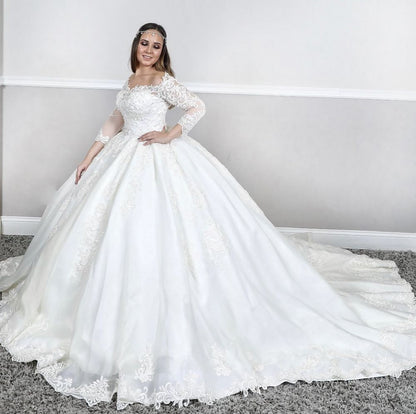 Langärmliges, bauschiges Prinzessinnen-Brautkleid mit Spitze und quadratischem Ausschnitt