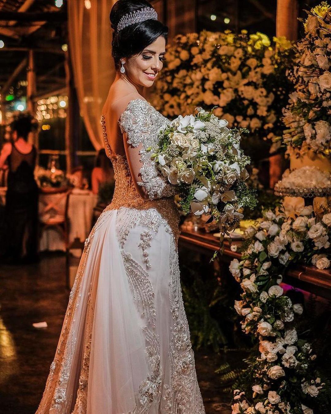 Abito da sposa in tulle con maniche lunghe a sirena, scollo a barca e pizzi applicati