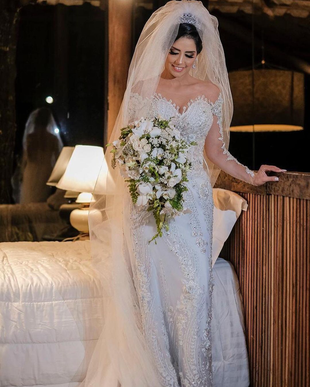 Abito da sposa in tulle con maniche lunghe a sirena, scollo a barca e pizzi applicati