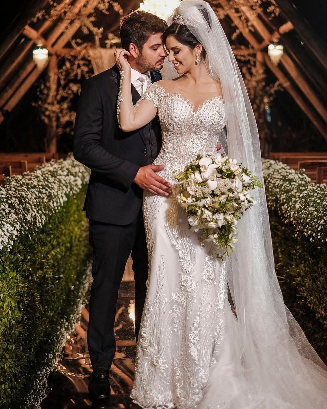 Abito da sposa in tulle con maniche lunghe a sirena, scollo a barca e pizzi applicati