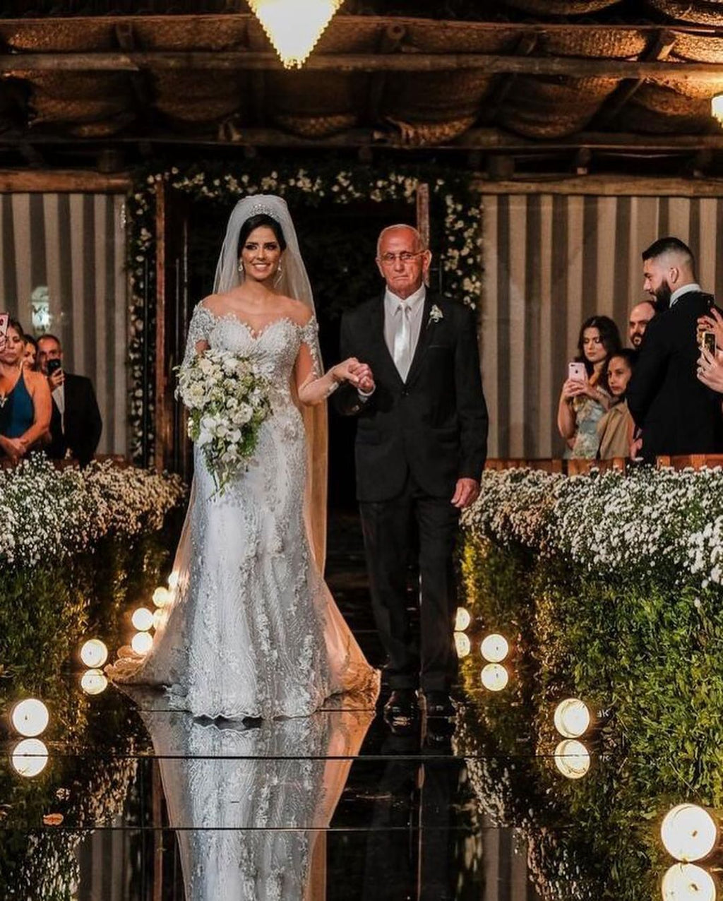 فستان زفاف تول بأكمام طويلة على شكل حورية البحر بدون أكتاف مزين بتطريزات الدانتيل