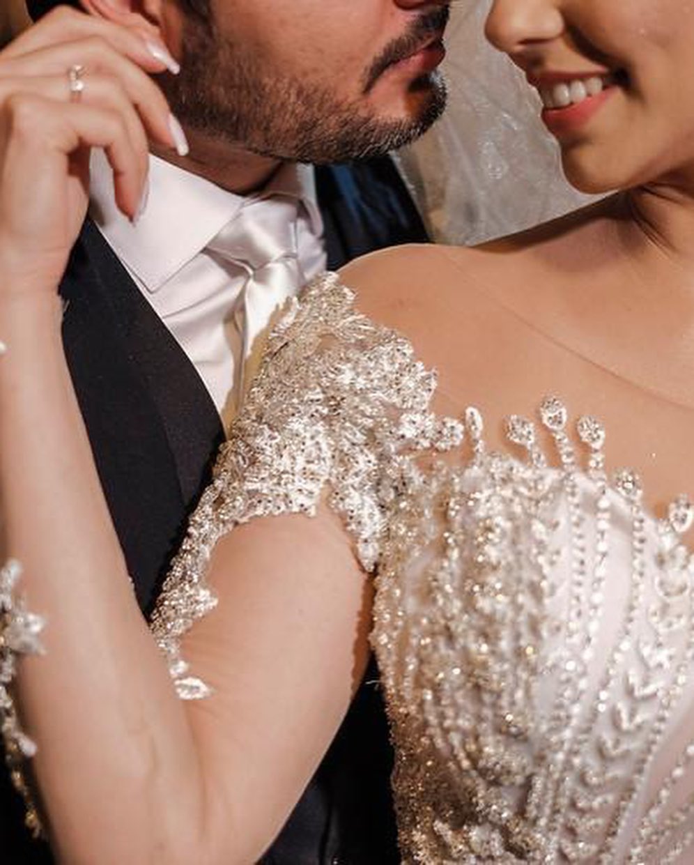 فستان زفاف تول بأكمام طويلة على شكل حورية البحر بدون أكتاف مزين بتطريزات الدانتيل