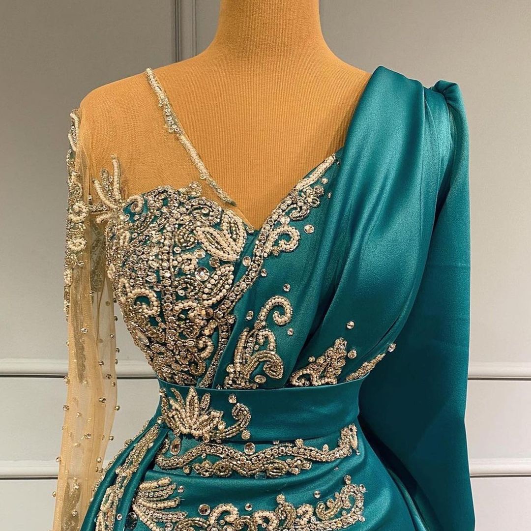 Robe de bal en satin à manches longues, col en V sirène avec drapé latéral