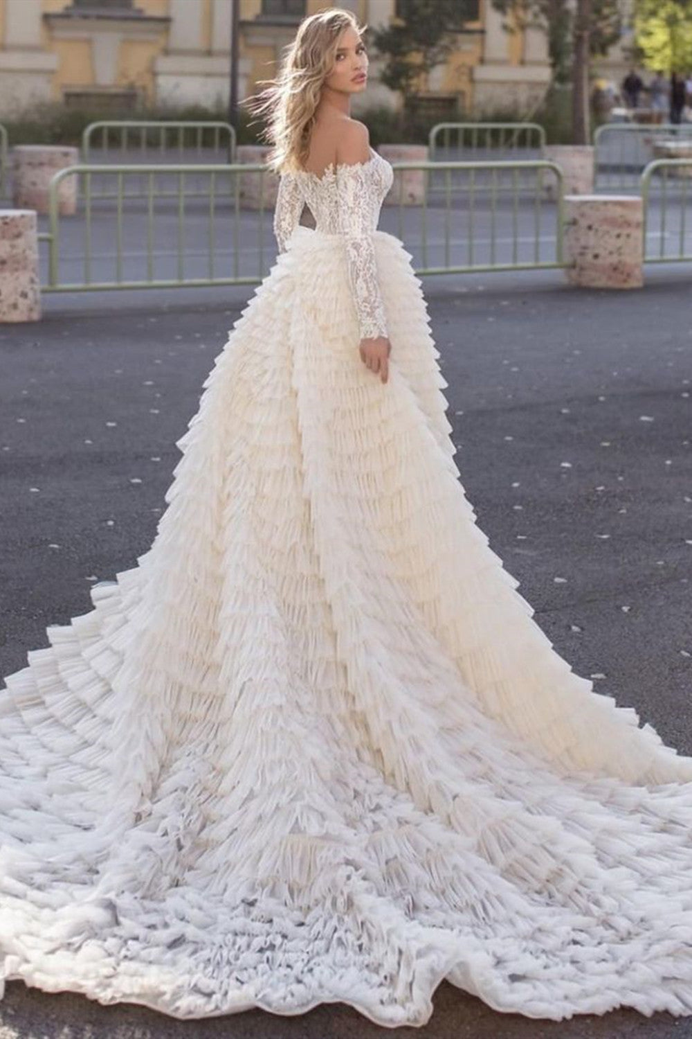 Schulterfreies Meerjungfrau-Brautkleid mit langen Ärmeln und Schleppe
