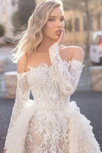 Schulterfreies Meerjungfrau-Brautkleid mit langen Ärmeln und Schleppe