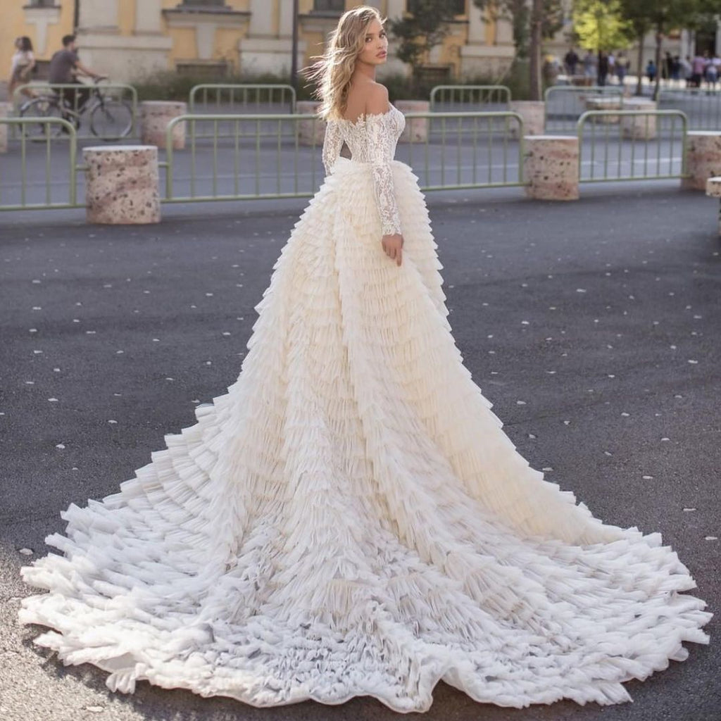 Schulterfreies Meerjungfrau-Brautkleid mit langen Ärmeln und Schleppe