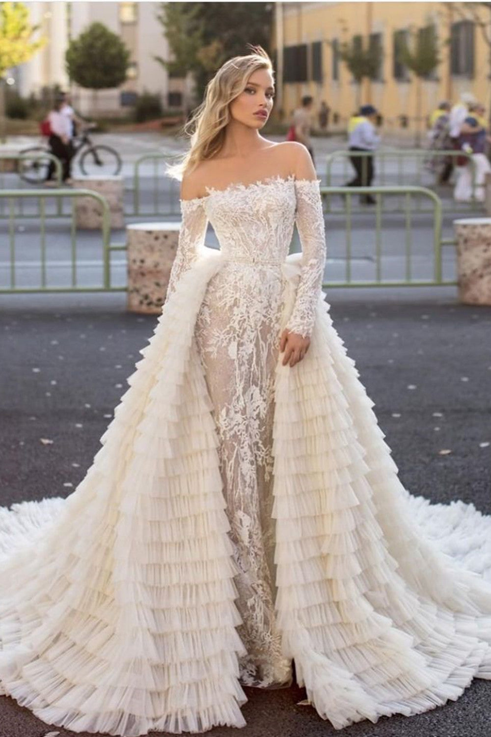 Schulterfreies Meerjungfrau-Brautkleid mit langen Ärmeln und Schleppe