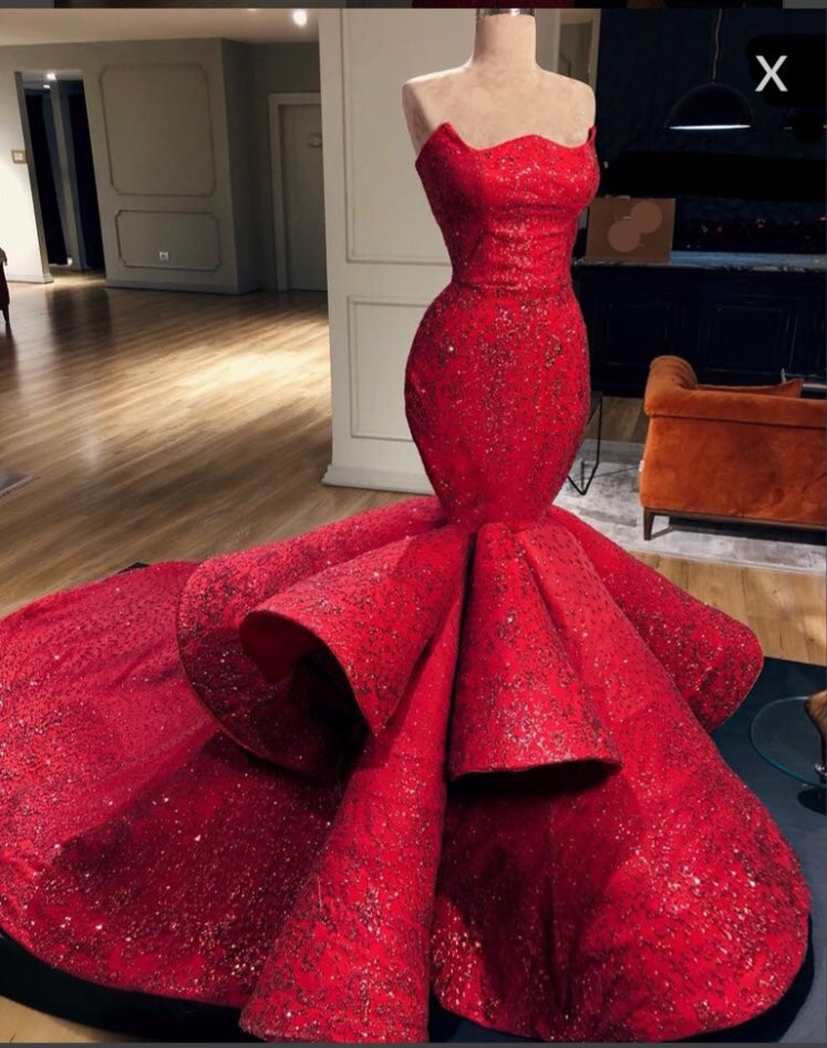 Langes, trägerloses Meerjungfrauen-Abendkleid mit Perlenbesatz und Rüschen
