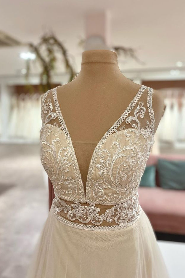 Robe de mariée en tulle à appliques de dentelle, ligne A, col en cœur long