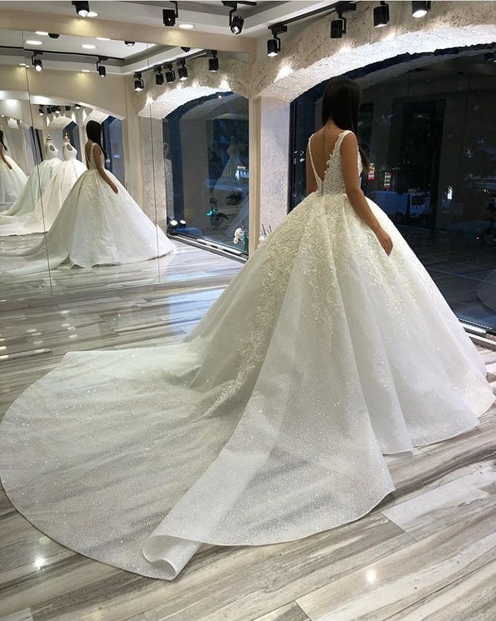 Langes herzförmiges rückenfreies Ballkleid mit Applikationen und Spitze und Pailletten
