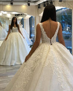 Langes herzförmiges rückenfreies Ballkleid mit Applikationen und Spitze und Pailletten