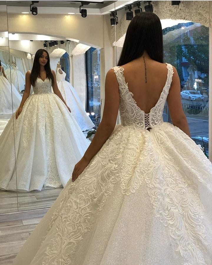 Langes herzförmiges rückenfreies Ballkleid mit Applikationen und Spitze und Pailletten