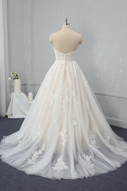 Langes, rückenfreies A-Linien-Brautkleid mit Herzausschnitt und Applikationen aus Spitze und Tüll