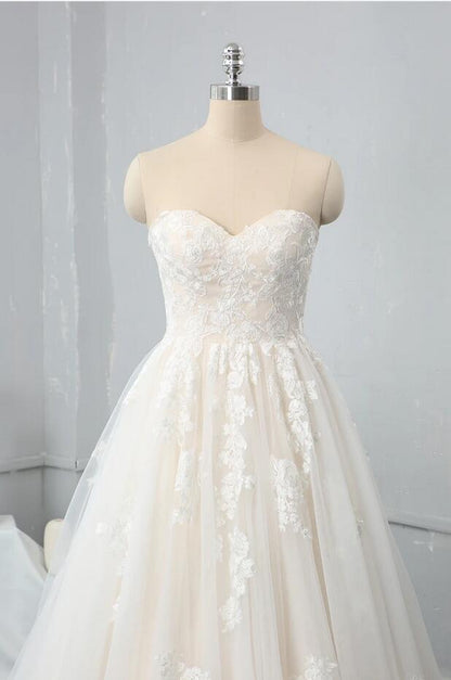 Langes, rückenfreies A-Linien-Brautkleid mit Herzausschnitt und Applikationen aus Spitze und Tüll