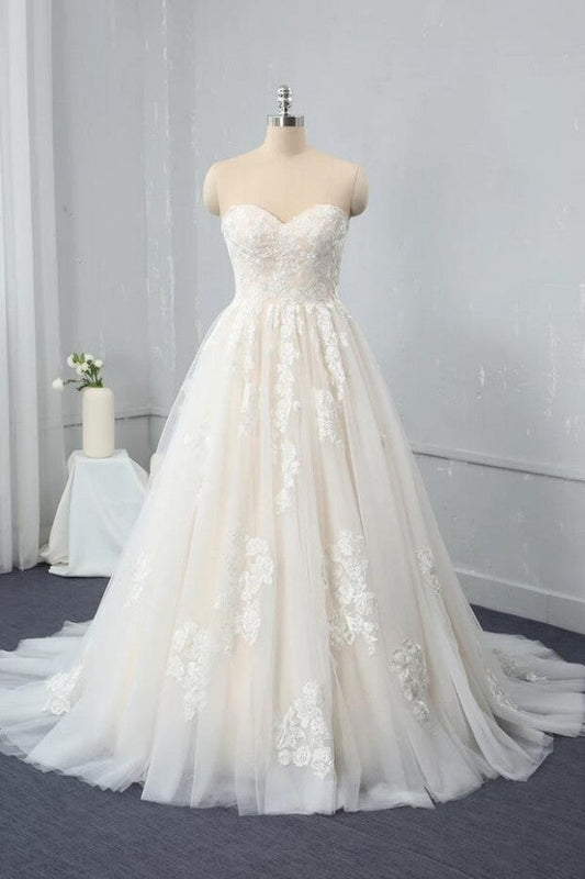 Langes, rückenfreies A-Linien-Brautkleid mit Herzausschnitt und Applikationen aus Spitze und Tüll