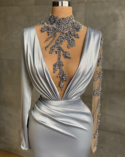 Langes Meerjungfrau-Abendkleid aus Satin mit V-Ausschnitt und Perlenbesatz