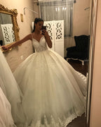Langes Ballkleid-Brautkleid mit V-Ausschnitt und Spaghettiträgern und Applikationen aus Spitze und Tüll