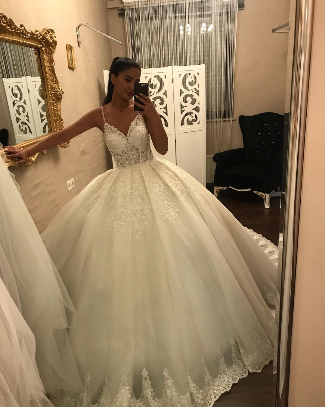 Langes Ballkleid-Brautkleid mit V-Ausschnitt und Spaghettiträgern und Applikationen aus Spitze und Tüll