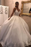 Langes Ballkleid-Brautkleid mit V-Ausschnitt und Spaghettiträgern und Applikationen aus Spitze und Tüll