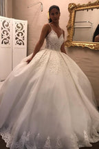 Langes Ballkleid-Brautkleid mit V-Ausschnitt und Spaghettiträgern und Applikationen aus Spitze und Tüll