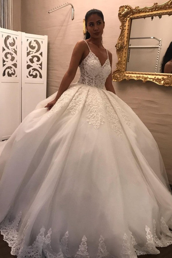 Langes Ballkleid-Brautkleid mit V-Ausschnitt und Spaghettiträgern und Applikationen aus Spitze und Tüll