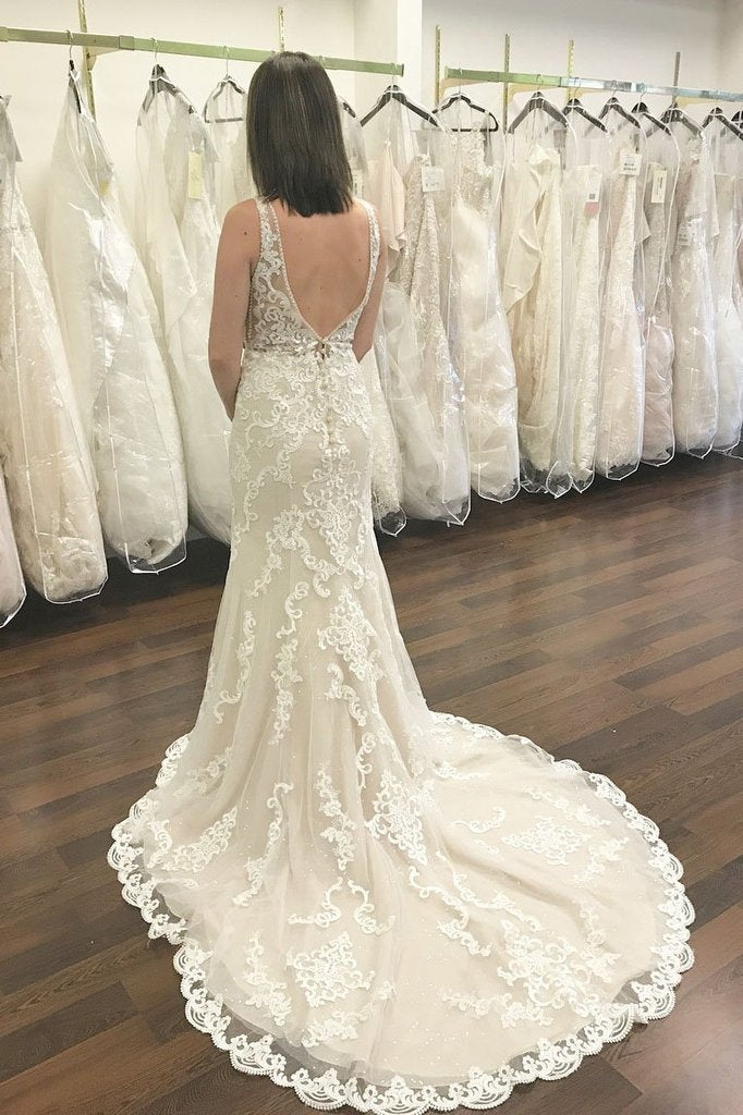Langes Meerjungfrau-Brautkleid mit V-Ausschnitt und breiten Trägern und offenem Rücken