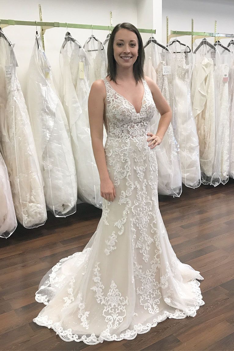 Langes Meerjungfrau-Brautkleid mit V-Ausschnitt und breiten Trägern und offenem Rücken