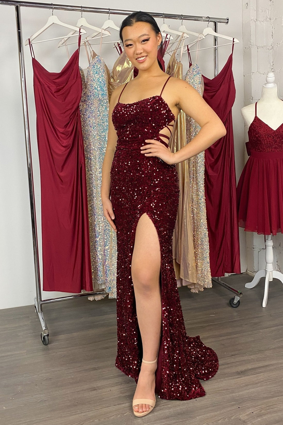 Vestido de fiesta largo estilo sirena con cordones en la espalda y lentejuelas, con abertura.