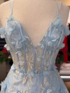 Luminea | Robe longue de bal en dentelle à fleurs 3D bleu clair, col en V, coupe évasée