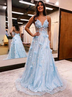 Luminea | Robe longue de bal en dentelle à fleurs 3D bleu clair, col en V, coupe évasée
