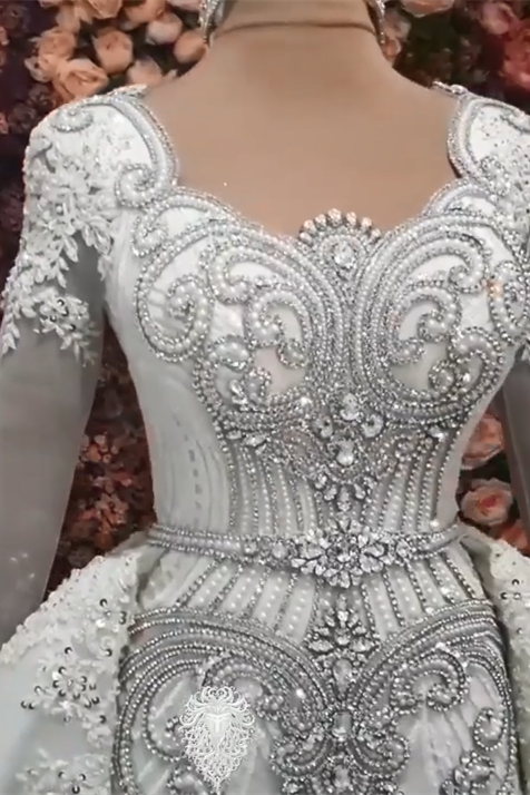 Robe de mariée luxueuse en ligne A à manches longues ornée de perles avec traîne