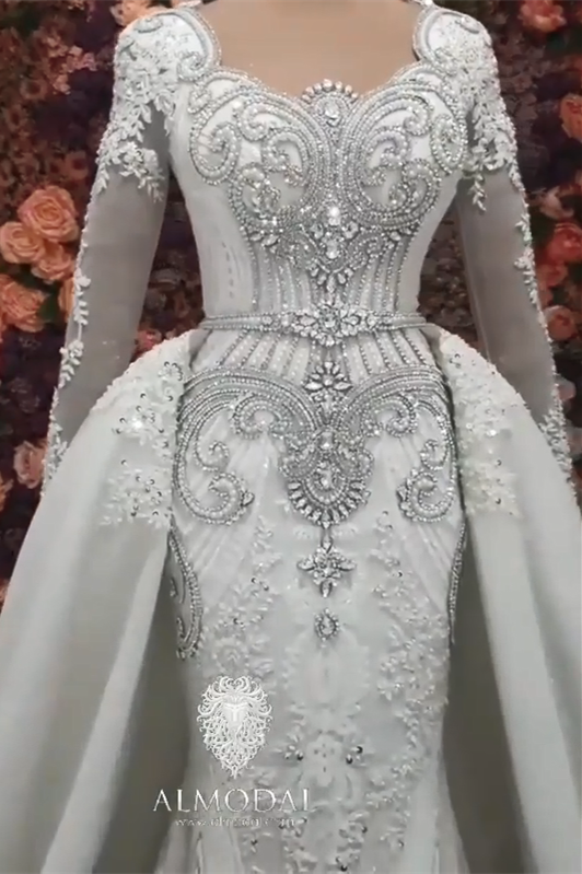 Robe de mariée luxueuse en ligne A à manches longues ornée de perles avec traîne