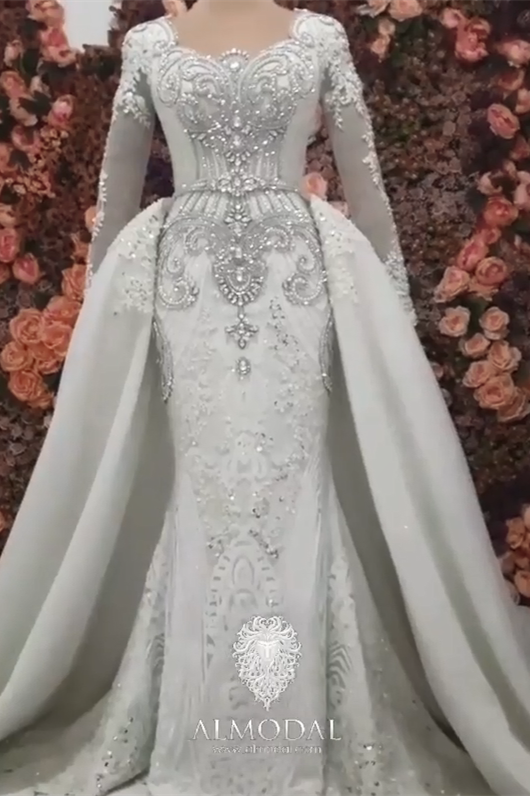 Robe de mariée luxueuse en ligne A à manches longues ornée de perles avec traîne