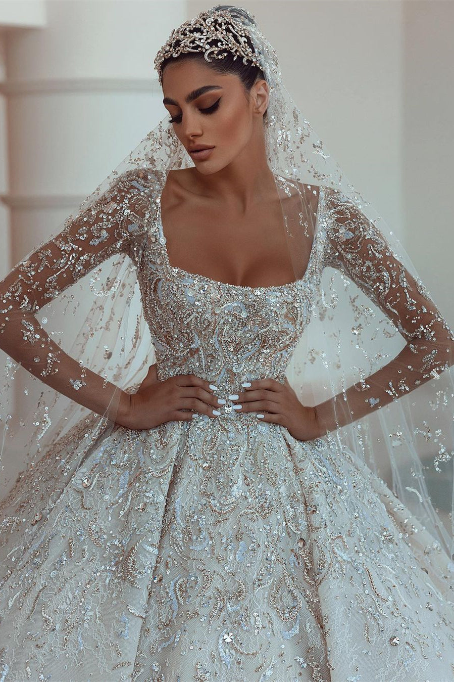 Robe de mariée luxueuse en dentelle à manches longues et coupe en A avec traîne