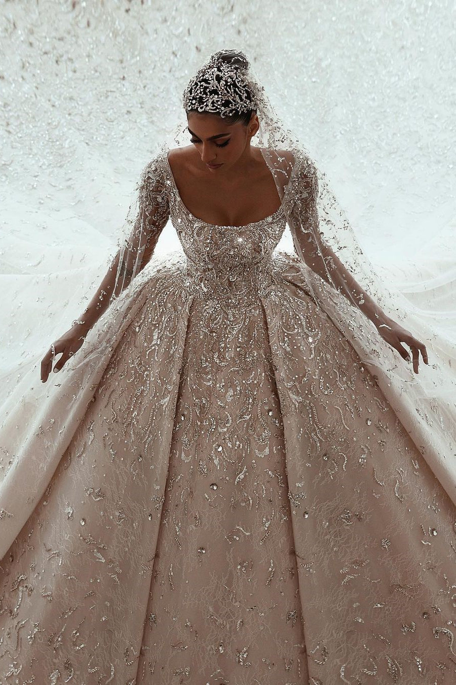 Robe de mariée luxueuse en dentelle à manches longues et coupe en A avec traîne
