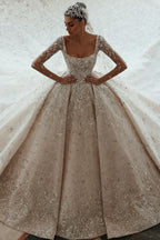 فستان زفاف فاخر بأكمام طويلة وتصميم على شكل حرف A مع ذيل من الدانتيل