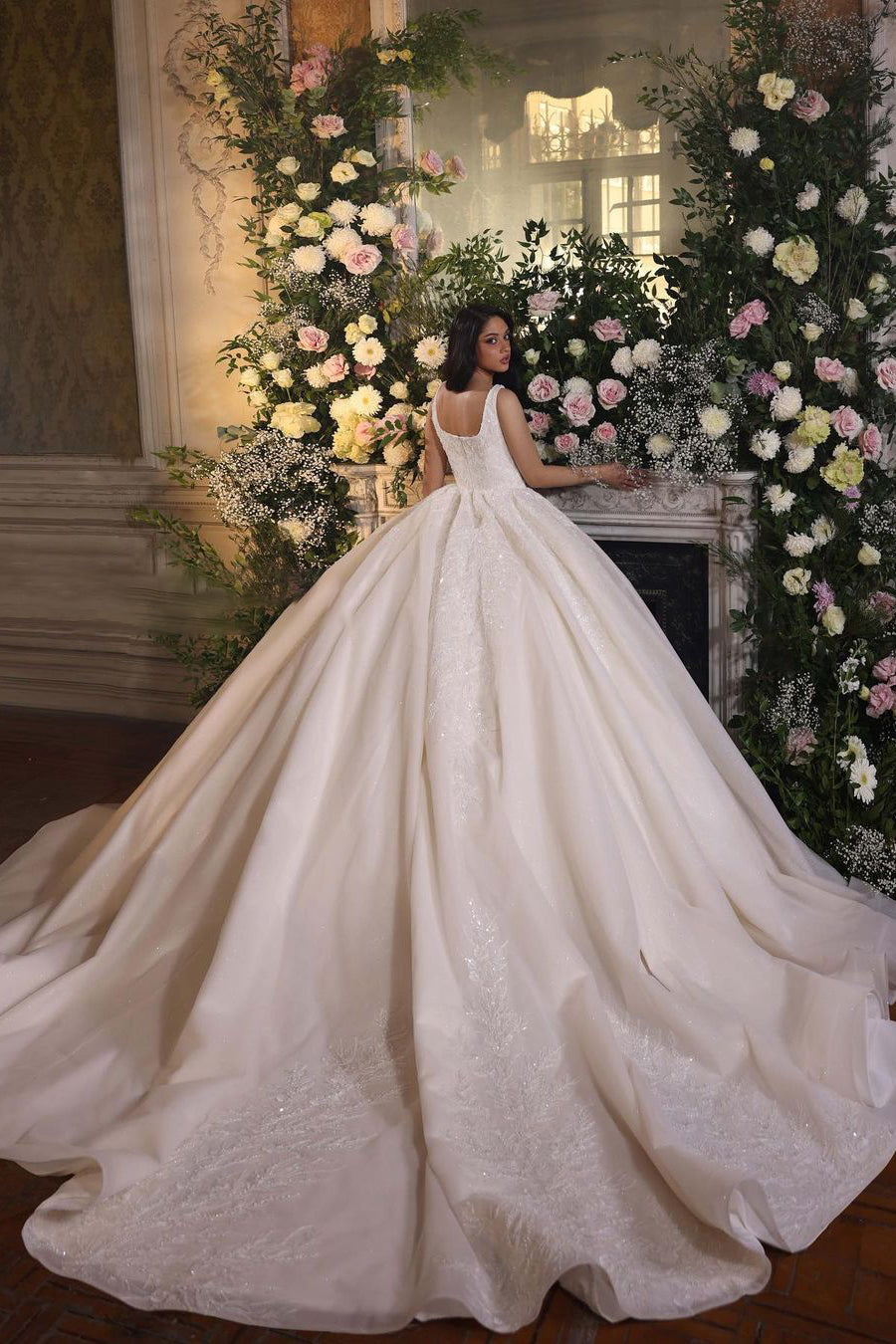 Robe de mariée somptueuse en dentelle, sans manches, coupe princesse en ligne A