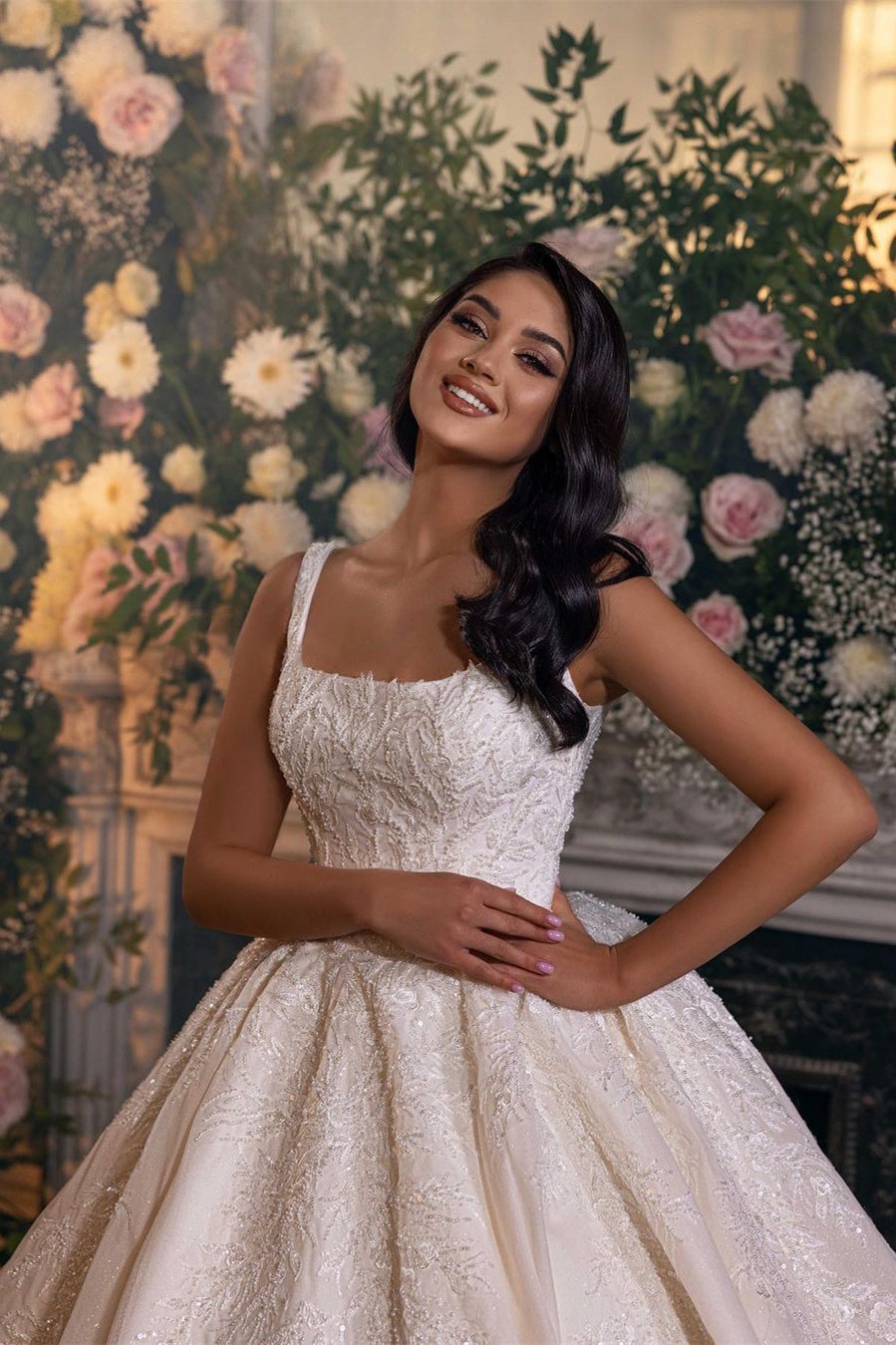 Vestido de Noiva Luxuoso em Linha A, Sem Mangas, com Renda e Saia Rodada estilo Princesa