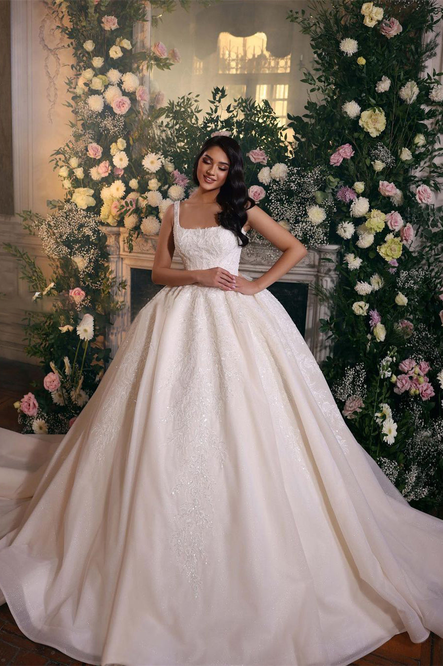 Robe de mariée somptueuse en dentelle, sans manches, coupe princesse en ligne A