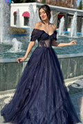 Vestido de baile luxuoso em tule, corte em A, sem mangas, com decote ombro a ombro e apliques