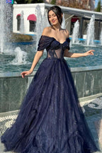 Vestido de baile luxuoso em tule, corte em A, sem mangas, com decote ombro a ombro e apliques